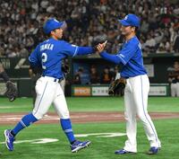 　初回、好守備を見せた二塁手・田中（左）を迎える金丸（撮影・伊藤笙子）