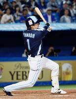 　４回、山田が左越えに本塁打を放つ