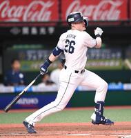 　１回、先制の右前適時打を放ったネビン（撮影・園田高夫）