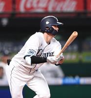 　２回、右中間２点適時三塁打を放った西川（撮影・園田高夫）