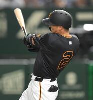 　８回、逆転となる右越え３ランを放つ吉川（撮影・伊藤笙子）