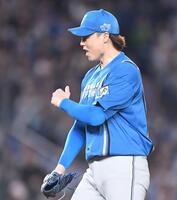 　８回、藤原を二ゴロに打ち取り雄たけびを上げる山崎（撮影・開出牧）