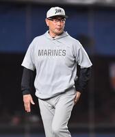 　８回、投手交代を告げた吉井監督（撮影・開出牧）