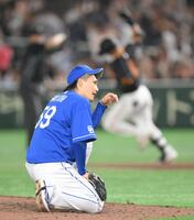 　８回、吉川（奥）に逆転３ランを浴び、崩れ落ちる斎藤（撮影・伊藤笙子）