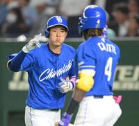 　８回、２打席連続となる中越えソロを放ち、カリステ（手前）に迎えられる上林（撮影・伊藤笙子）