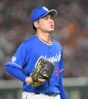 　６回を投げ終え、一息つく金丸（撮影・伊藤笙子）