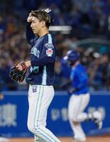 　８回、オースティン（奥）に逆転２ランを浴びた金久保