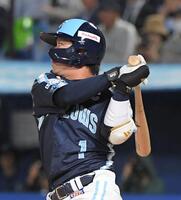 　６回、山田は中前に２点適時打を放つ（撮影・佐藤厚）