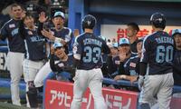 　１回、内山（中）は２号逆転３ランを放ち、ナインに迎えられる（撮影・佐藤厚）