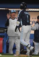 　４回、山田は左越えに３号ソロを放ち、高津監督（左）に迎えられる（撮影・佐藤厚）