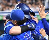 　８回、オースティン（奥）は左中間に逆転２ランを放ち、戸柱と抱き合う（撮影・佐藤厚）