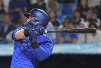 　８回、オースティンは左中間に逆転２ランを放つ（撮影・佐藤厚）