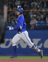 　８回、松尾は左越えに３号ソロを放つ（撮影・佐藤厚）