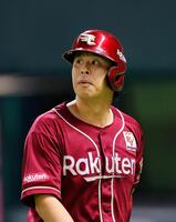 　８回、遊ゴロに倒れベンチに戻る浅村