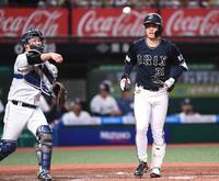 　７回、空振り三振に倒れた太田（右）＝撮影・園田高夫