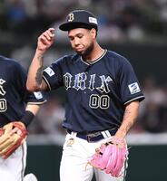 　初回、先制を許し肩を落とすエスピノーザ（撮影・園田高夫）