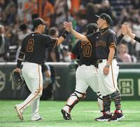 　連敗を止め、殊勲弾を放った吉川（左）を迎える阿部監督（撮影・伊藤笙子）