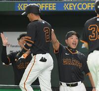 　８回、逆転３ランを放った吉川（手前）を迎える阿部監督（撮影・伊藤笙子）