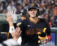 　４回、先制ソロを放ち、ナインに迎えられる増田