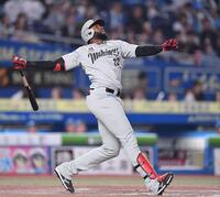 　４回、二飛に倒れたポランコ（撮影・開出牧）