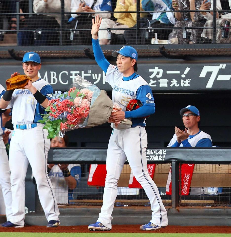 　ファンの歓声に応える日本ハム・宮西（撮影・中島達哉）