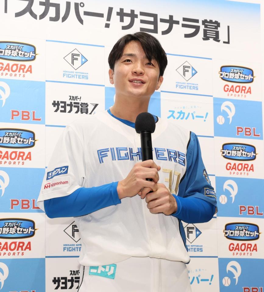 　「スカパー！サヨナラ賞」に選出され、喜びを語る郡司（撮影・中島達哉）