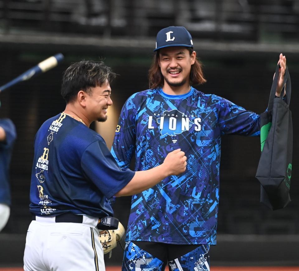 　高橋と談笑する森（左）＝撮影・園田高夫