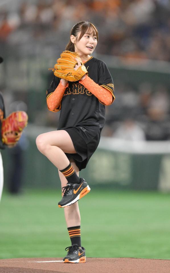 　試合前の始球式に登場した田畑志真（撮影・伊藤笙子）