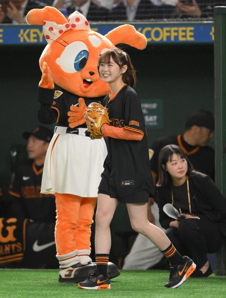 　試合前の始球式に登場した田畑志真（撮影・伊藤笙子）