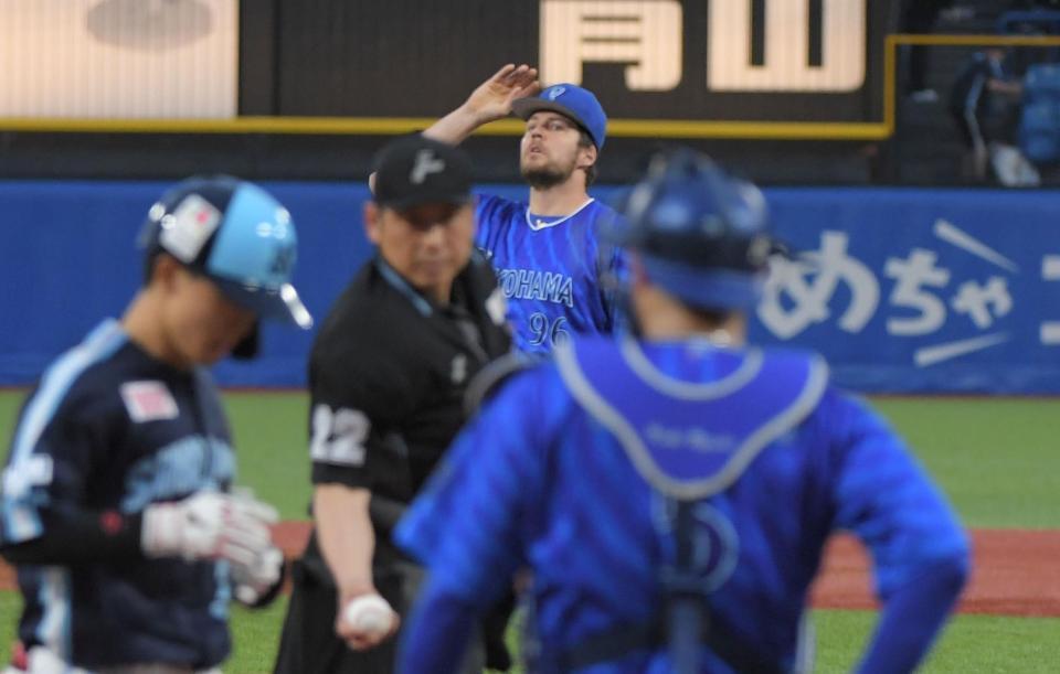 　１回、バウアー（中）は内山（左）に逆転３ランを打たれる（撮影・佐藤厚）