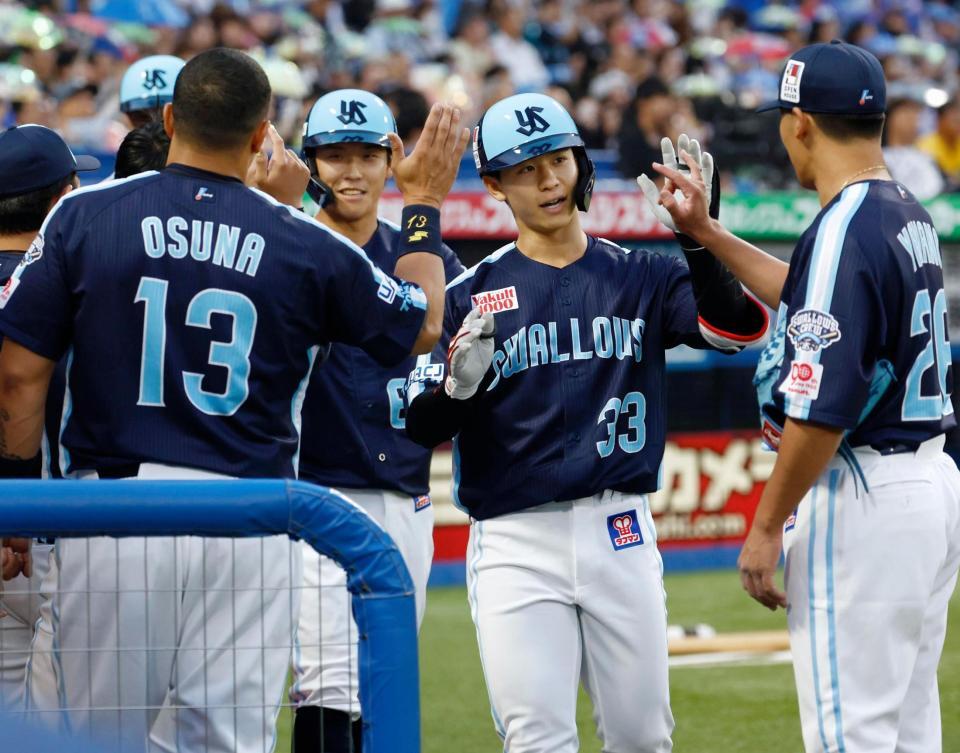 　１回、３ランを放ちナインに迎えられる内山（右から２人目）