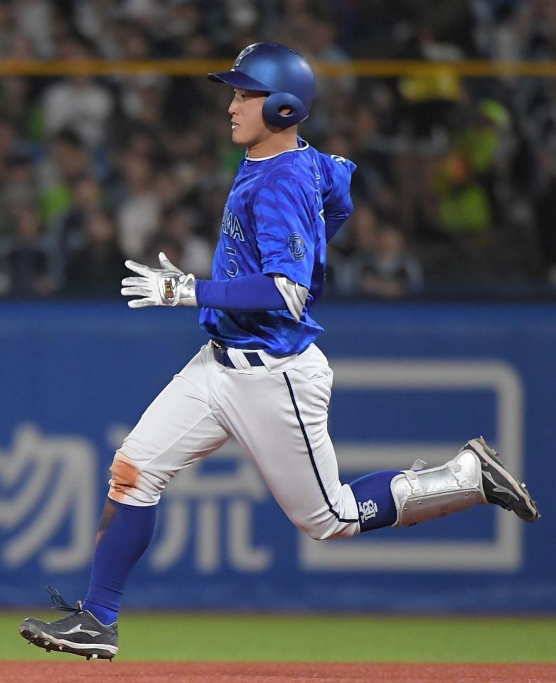 　５回、松尾は右中間に２点適時二塁打を放つ（撮影・佐藤厚）