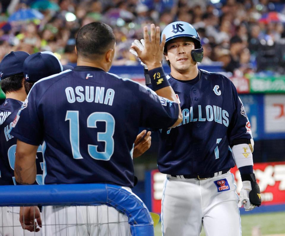 　４回、本塁打を放ちオスナ（１３）らに迎えられる山田