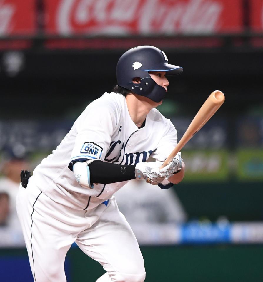 　２回、右中間２点適時三塁打を放った西川（撮影・園田高夫）