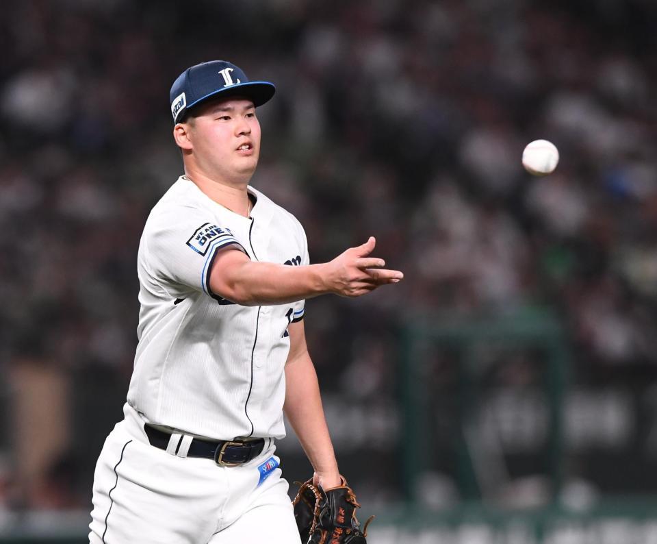 　４回、太田の投ゴロを処理し一塁へトスする渡辺（撮影・園田高夫）