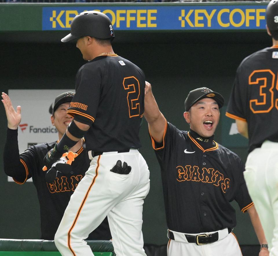 　８回、逆転３ランを放った吉川（手前）を迎える阿部監督（撮影・伊藤笙子）