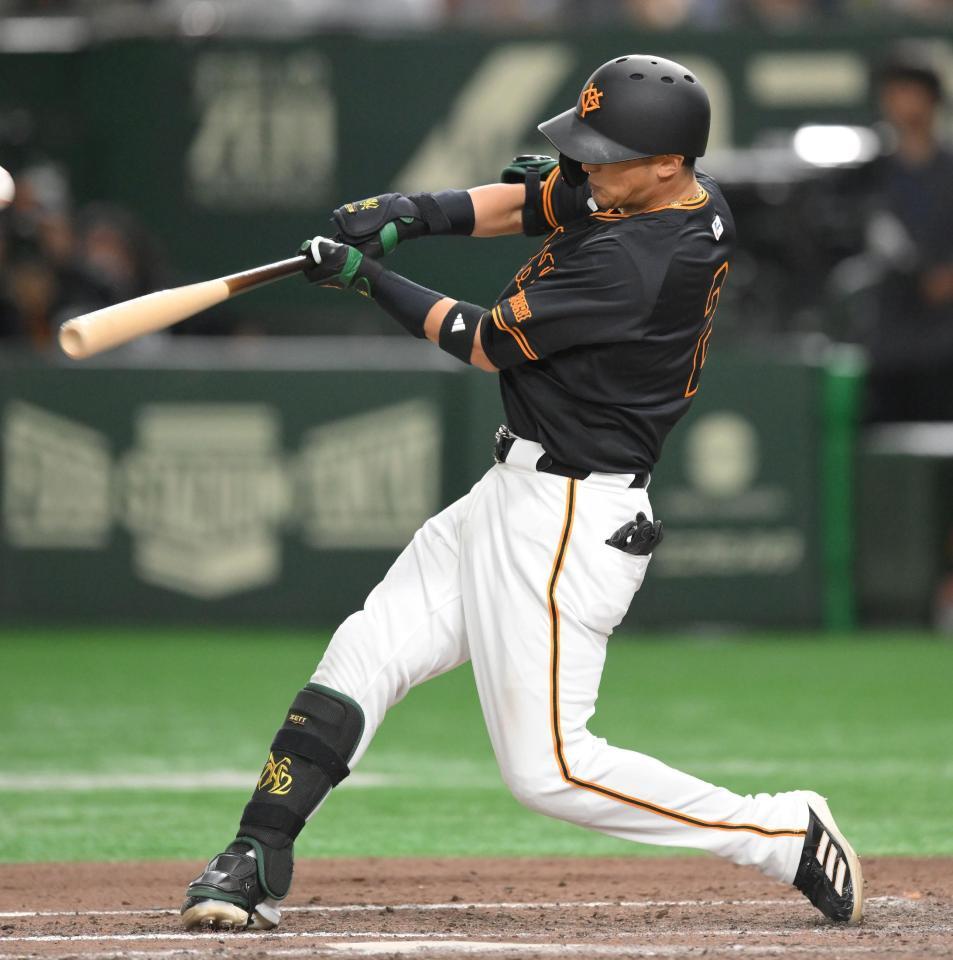 　８回、逆転となる右越え３ランを放つ吉川（撮影・伊藤笙子）