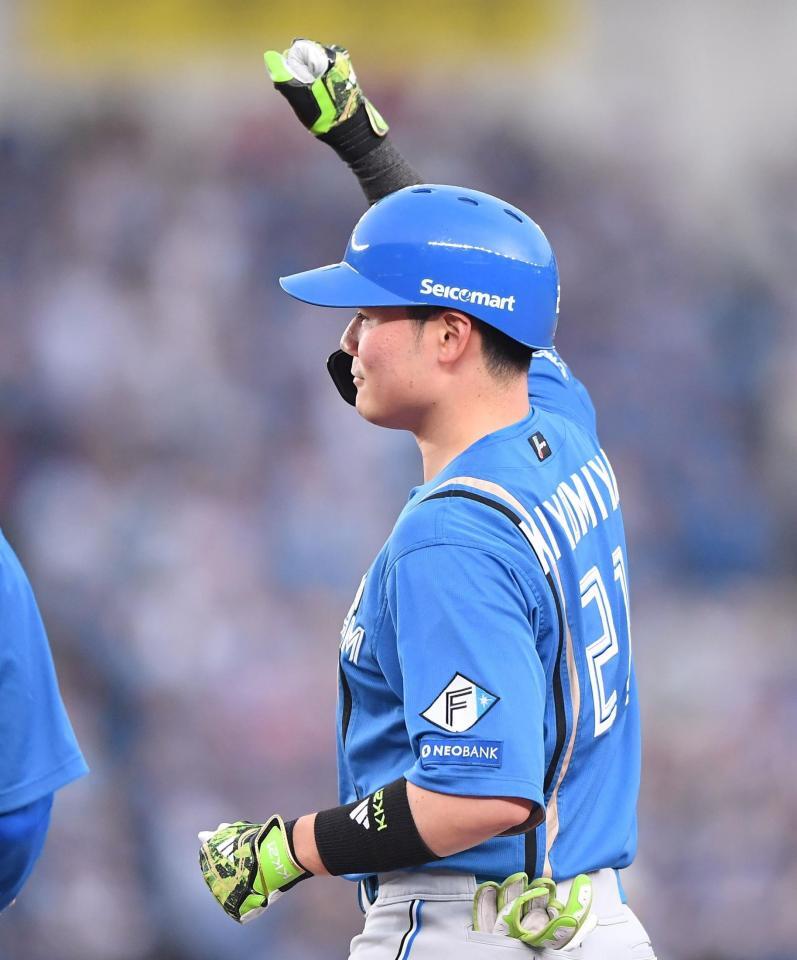 　１回、先制の右前適時打を放ちガッツポーズを決める清宮幸（撮影・開出牧）