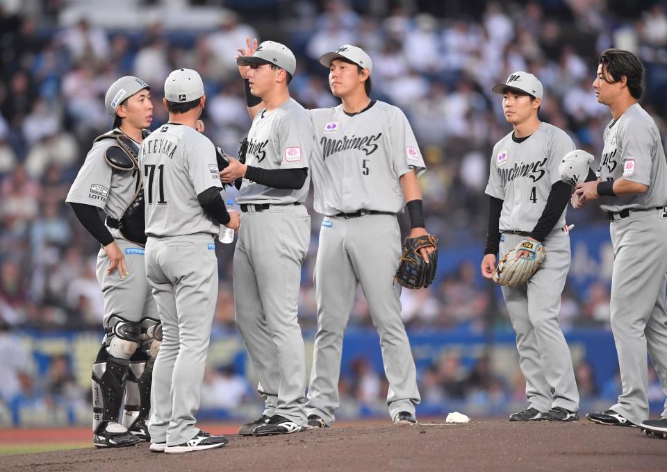 　１回、水野に四球を与え満塁のピンチを迎えた田中晴（左から３人目）＝撮影・開出牧