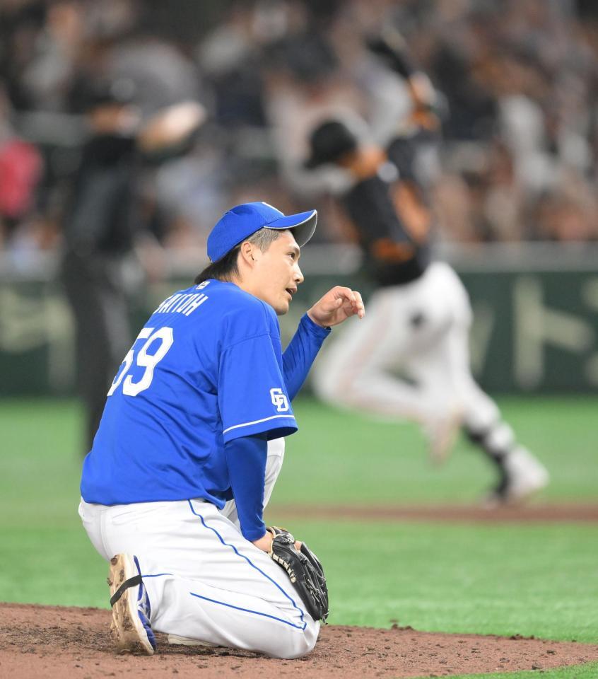 　８回、吉川（奥）に逆転３ランを浴び、崩れ落ちる斎藤（撮影・伊藤笙子）