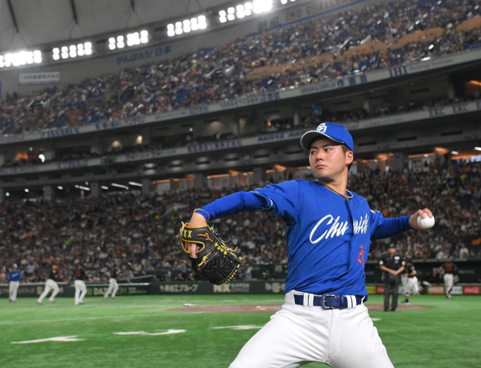 　初回、投球前のキャッチボールをする金丸（撮影・伊藤笙子）