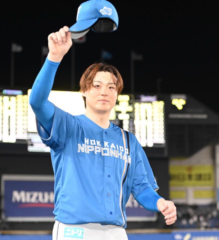 　完封で今季２勝目を挙げスタンドの祝福に応える山崎（撮影・開出牧）