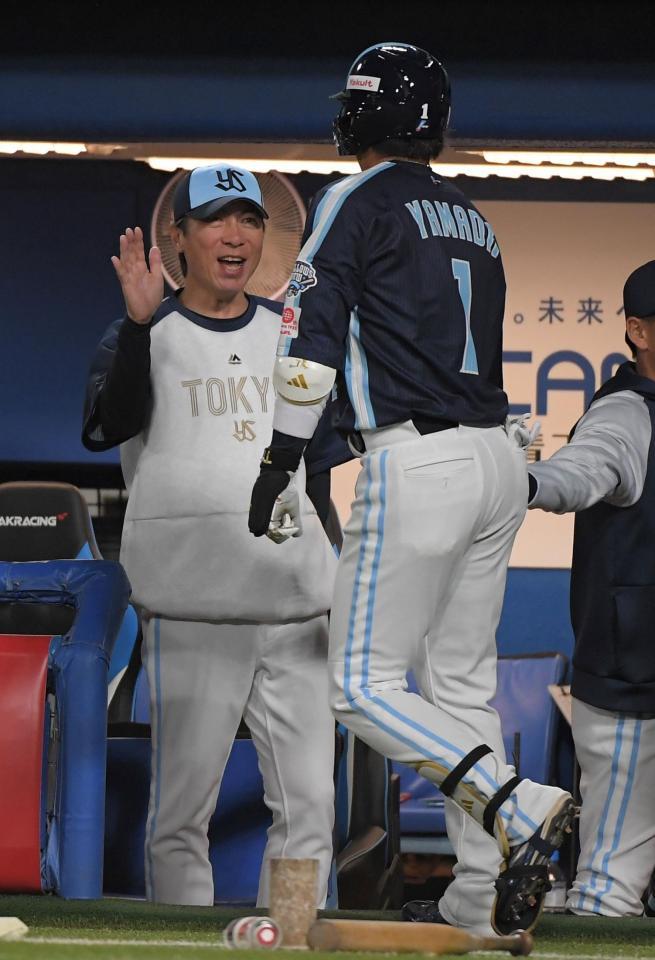 　４回、山田は左越えに３号ソロを放ち、高津監督（左）に迎えられる（撮影・佐藤厚）