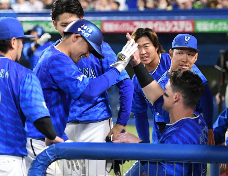 　８回、松尾（左）は左越えに３号ソロを放ち、オースティン（右）とハイタッチ（撮影・佐藤厚）