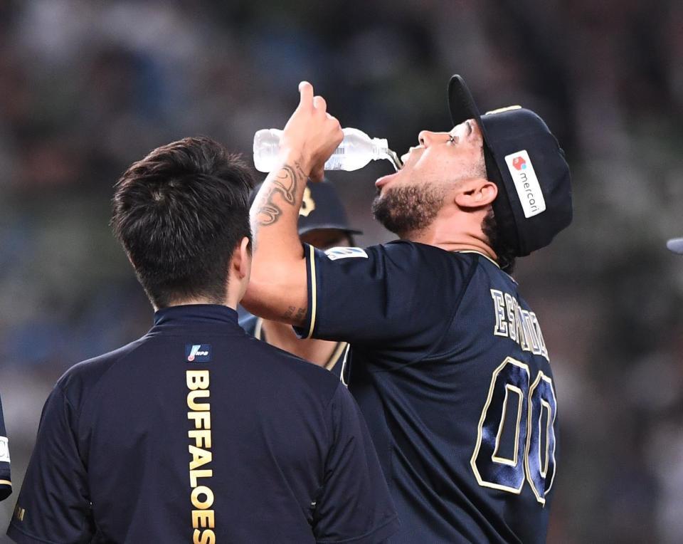 　２回、水分補給で落ち着かせるエスピノーザ（撮影・園田高夫）