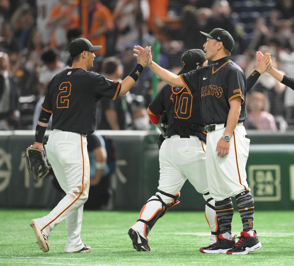 　連敗を止め、殊勲弾を放った吉川（左）を迎える阿部監督（撮影・伊藤笙子）