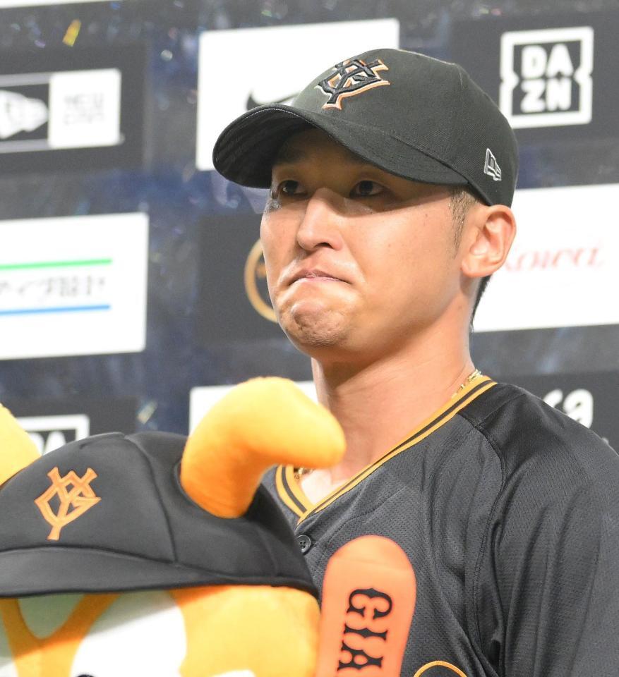 　お立ち台で言葉を詰まらせる吉川（撮影・伊藤笙子）