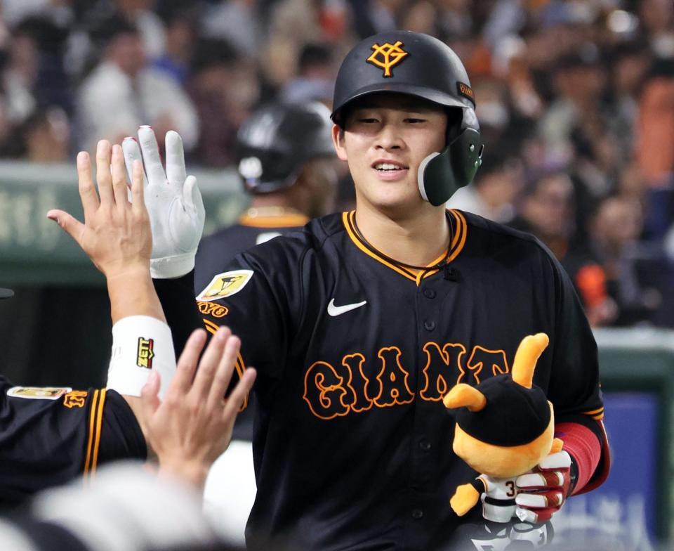 　４回、先制ソロを放ち、ナインに迎えられる増田