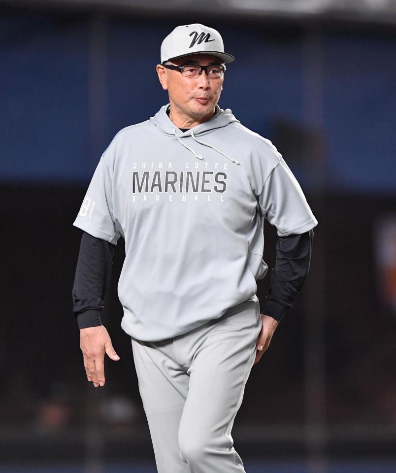 　８回、投手交代を告げた吉井監督（撮影・開出牧）