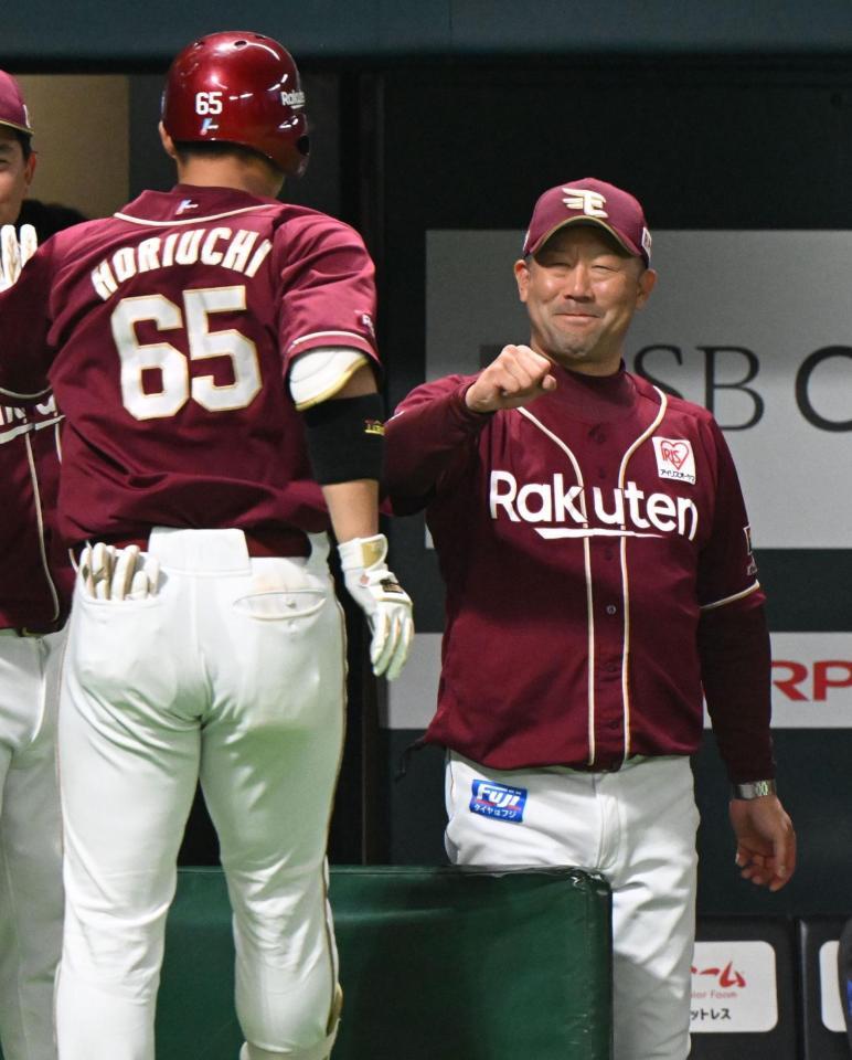 　６回、右越え２点本塁打の堀内を笑顔で迎える三木監督（右）